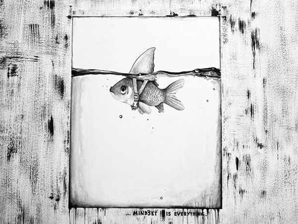 Ein realistisches, monochromes Kunstwerk zeigt einen Fisch, der in einem rechteckigen Rahmen unter der Wasseroberfläche schwimmt, mit dem Schriftzug „ALMOST IS EVERYTHING“ am unteren Rand des Rahmens. Der Hintergrund ist mit abstrakten, strukturierten Pinselstrichen gestaltet.