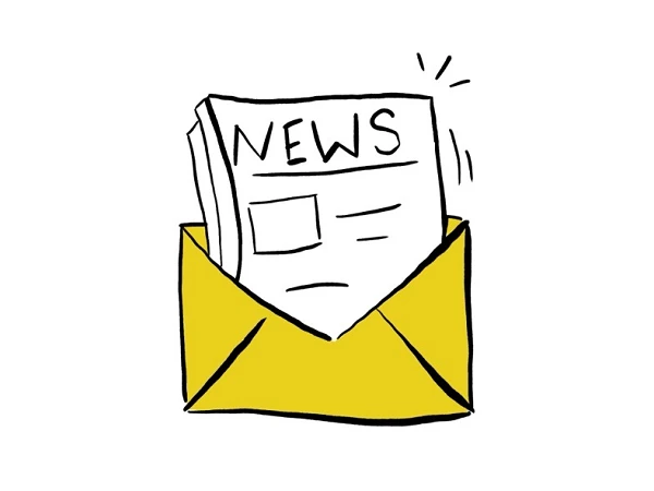 Ein gelbes Kuvert mit einer Zeitung, auf der das Wort "NEWS" geschrieben steht, schaut heraus.