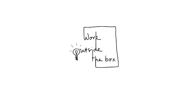Ein handgezeichneter Zettel zeigt den Satz „Work outside the box“ zusammen mit einer Glühbirne, die für kreative Ideen steht.