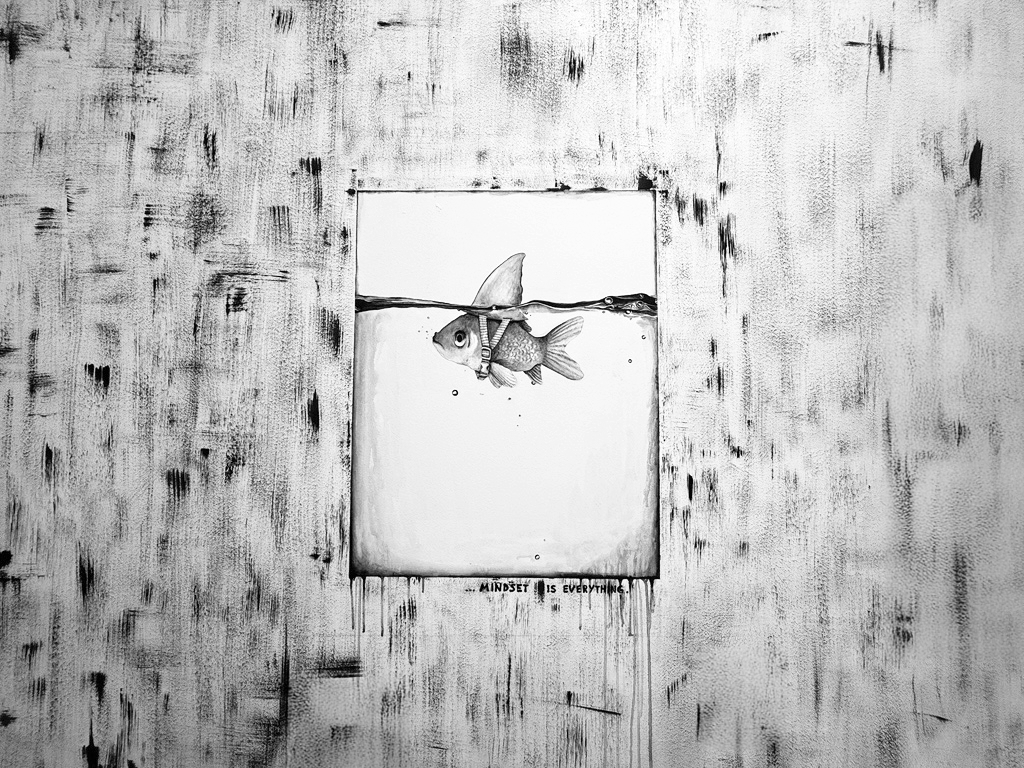 Ein realistisches, monochromes Kunstwerk zeigt einen Fisch, der in einem rechteckigen Rahmen unter der Wasseroberfläche schwimmt, mit dem Schriftzug „ALMOST IS EVERYTHING“ am unteren Rand des Rahmens. Der Hintergrund ist mit abstrakten, strukturierten Pinselstrichen gestaltet.